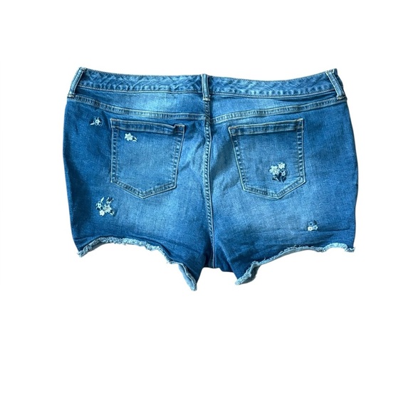 Torrid Floral Embroidered Medium Wash Size 20 Denim Shorts Mid Rise - Picture 2 of 7